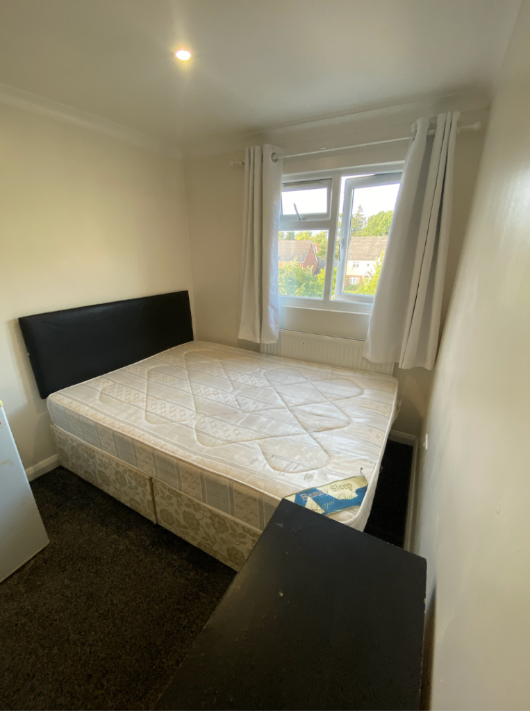 LU4 £350 ROOMMATE NEEDED DOUBLE ROOM SHARED