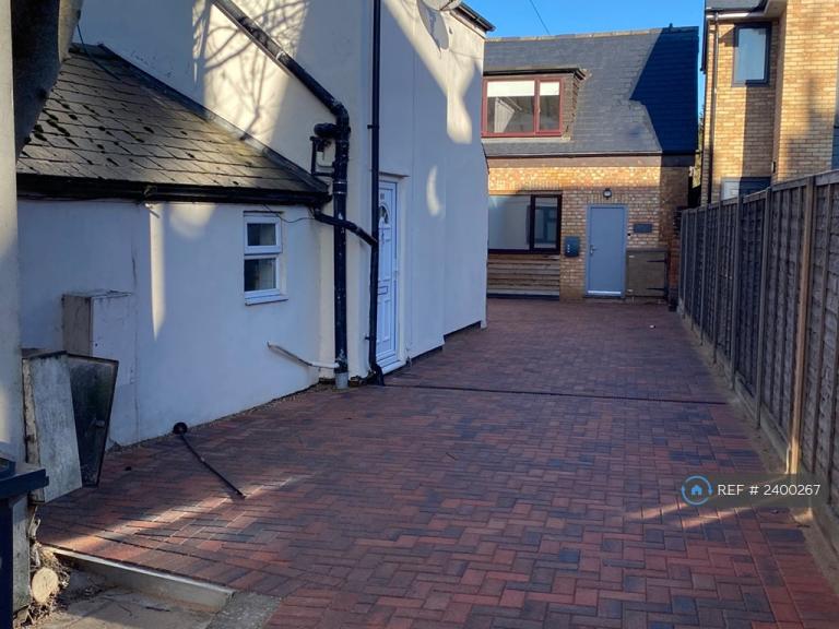 image for 2 bedroom flat in Nightingale Road, Hitchin, SG5 (2 bed) (#2400267)