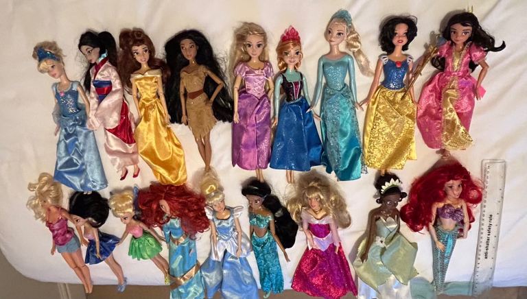 16 Disney dolls plus 2 extras (18 in total) 