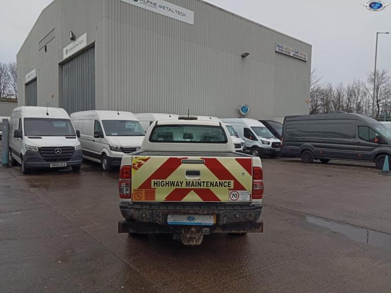 TOYOTA HILUX 2.5 D-4D Active White Manual Diesel 2016