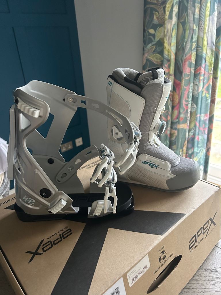 Apex Ski Boots (unused in box) Mondo Point Size 23