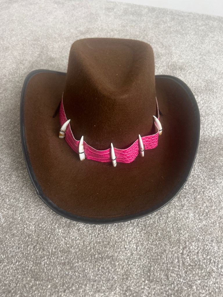 Cowboy hat with pink accessory  and teeth 