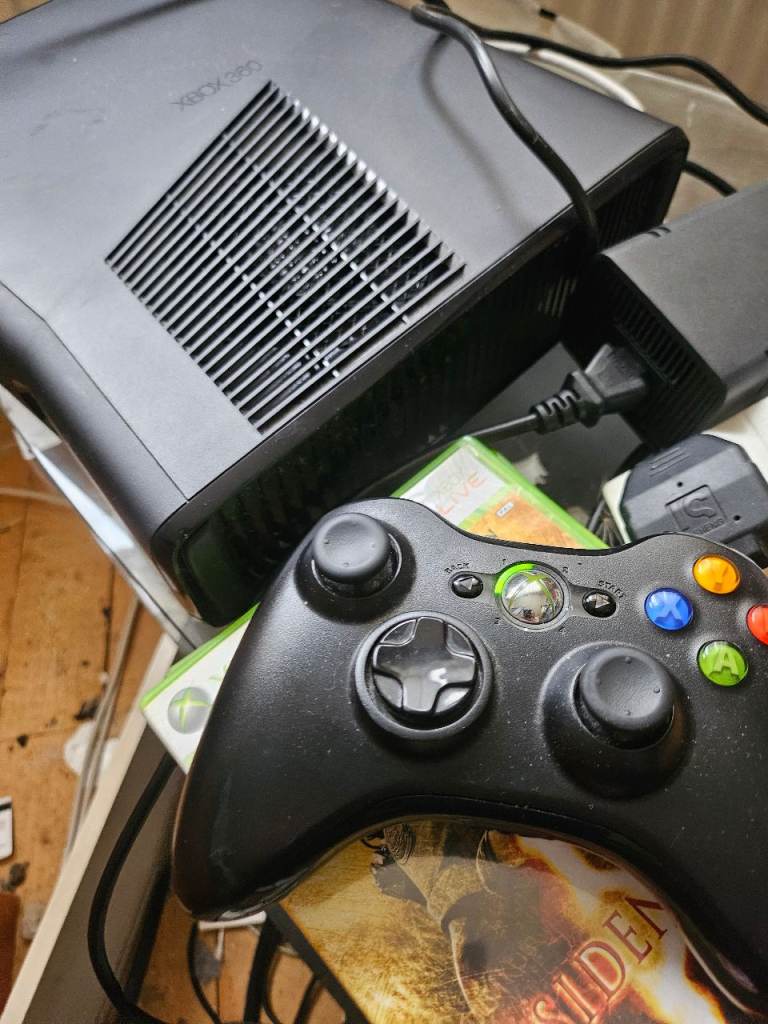 Xbox 360 Console with 2 Controllers and Games – Good Condition