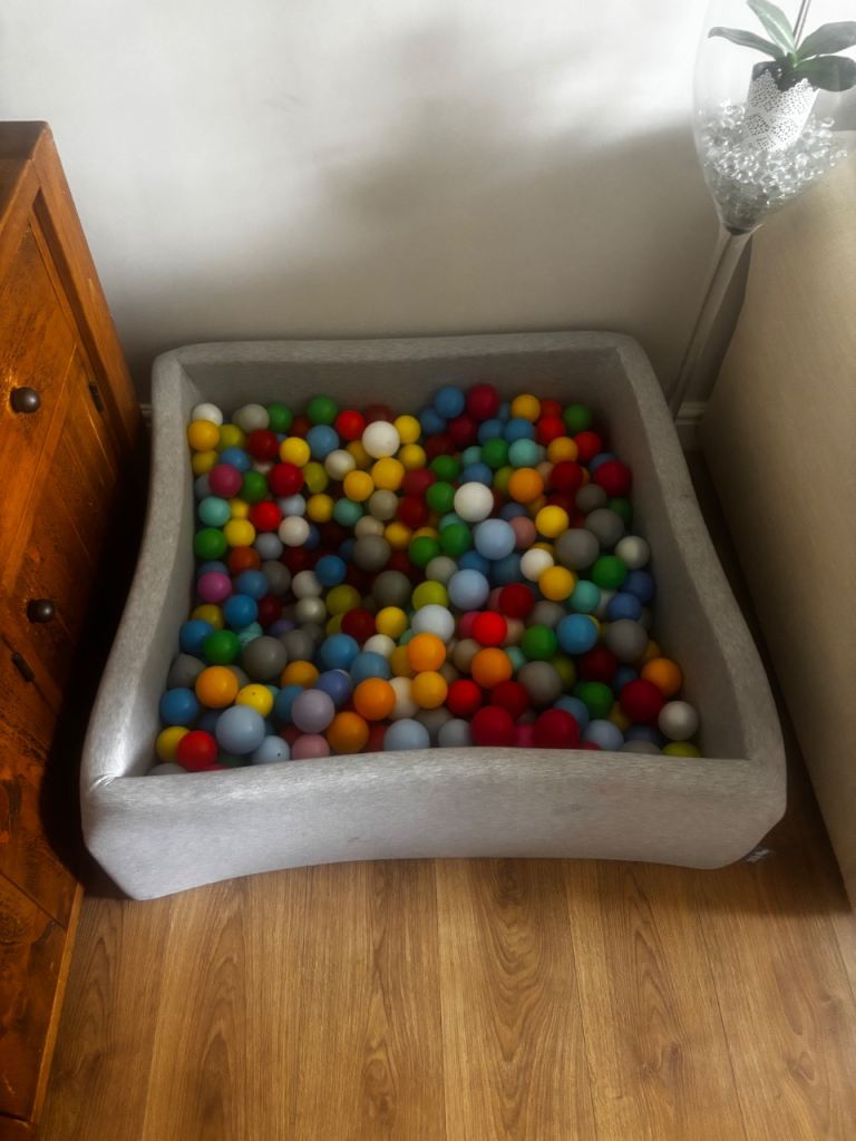 Ball Pit with Multicoloured Balls – Good Condition
