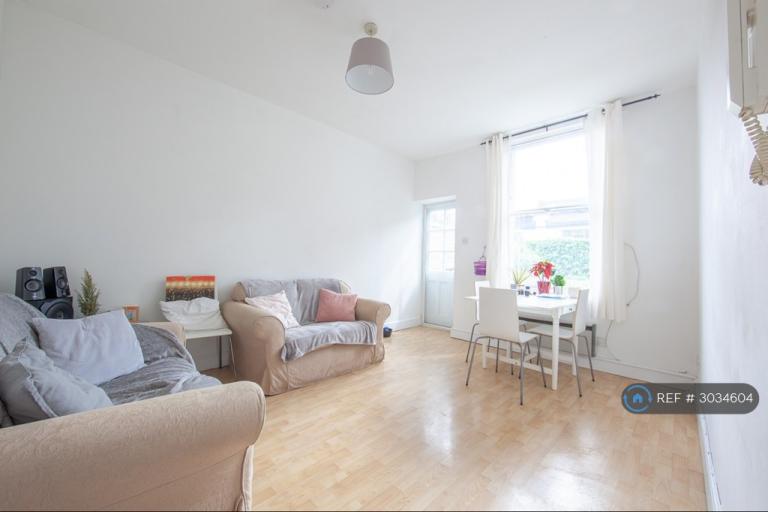 3 bedroom flat in St. Pancras Way, London, NW1 (3 bed) (#3034604)