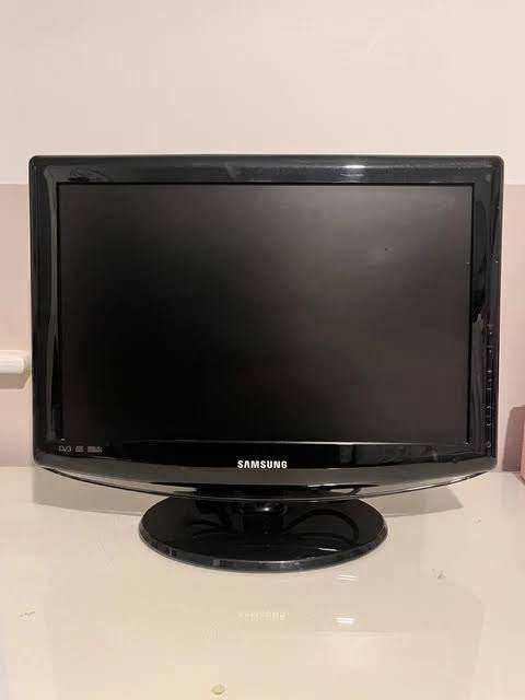 Samsung 19" TV - Black, Good Condition