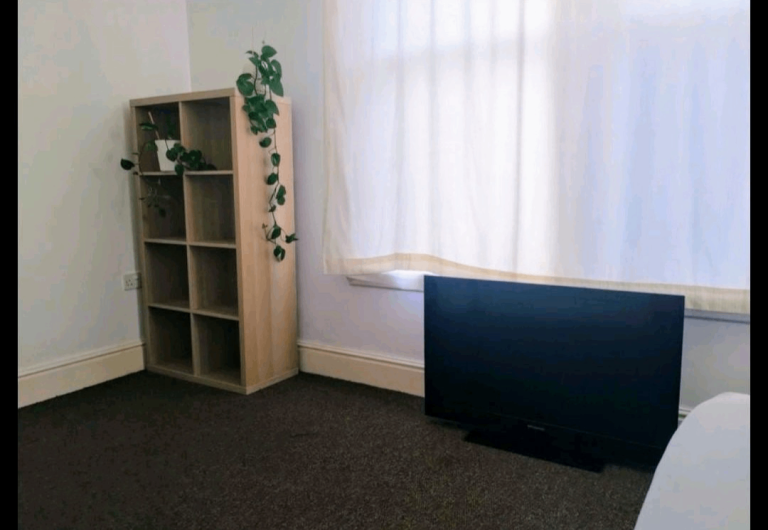 Large bright double room – available now