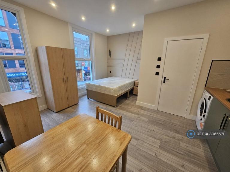 Studio flat in Holloway Road, London, N19 (#3065671)