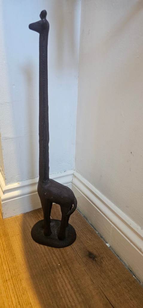 Metal giraffee toilet roll holder