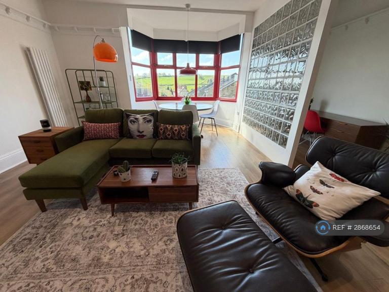 2 bedroom flat in Laurel Bank, Leeds, LS17 (2 bed) (#2868654)