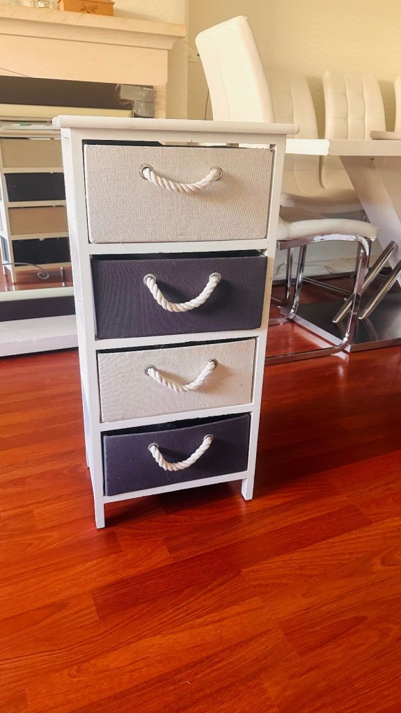 Small chest of drawers 