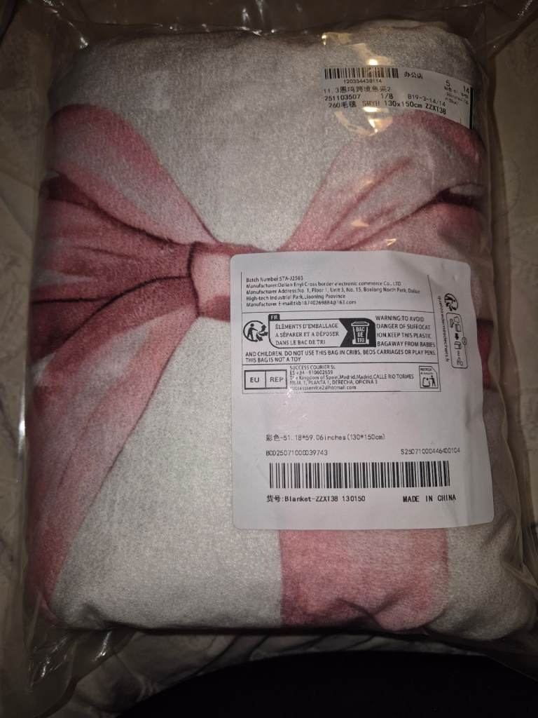 New in packaging bow Blanket 