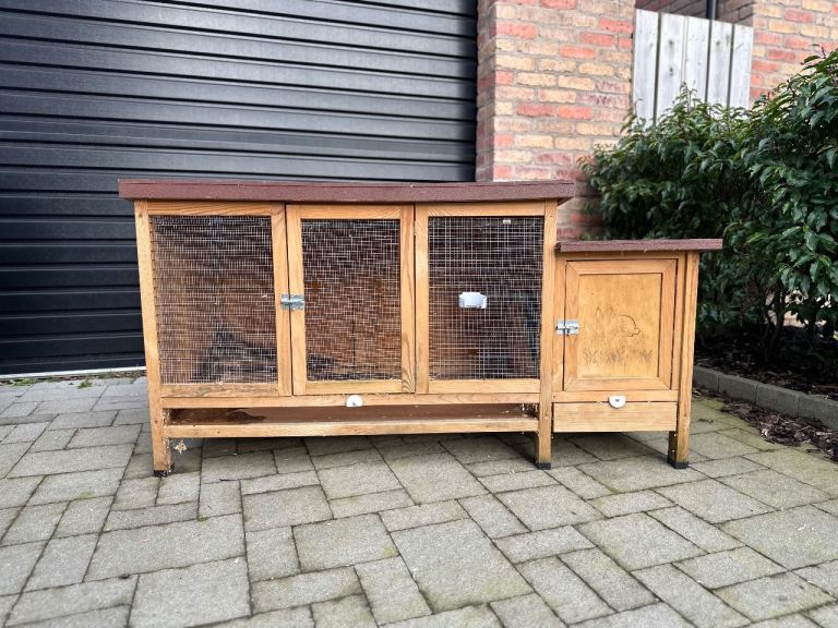 ** FREE ** Ferplast Ranch Outdoor Hutch