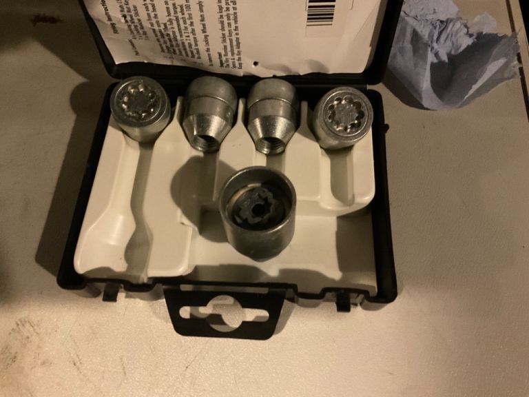 Set of locking wheel nuts with key brand new 