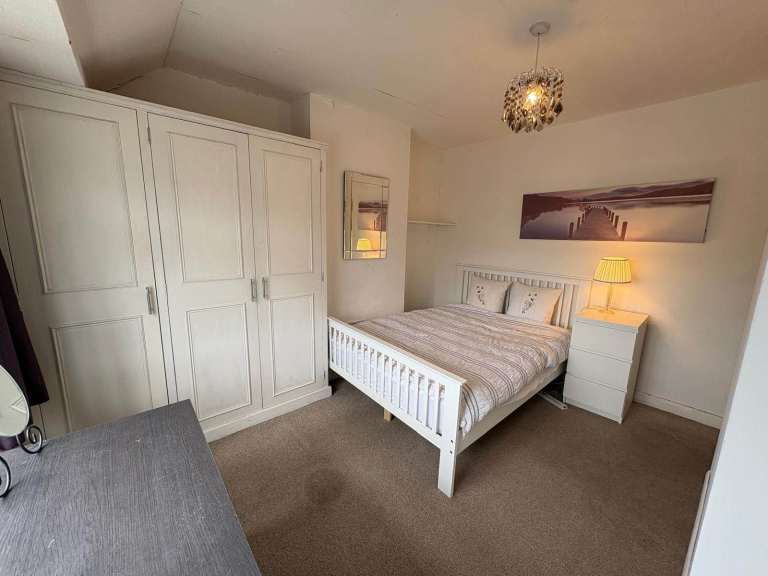 Spacious 5-Bed House for Rent – KT12 2HQ