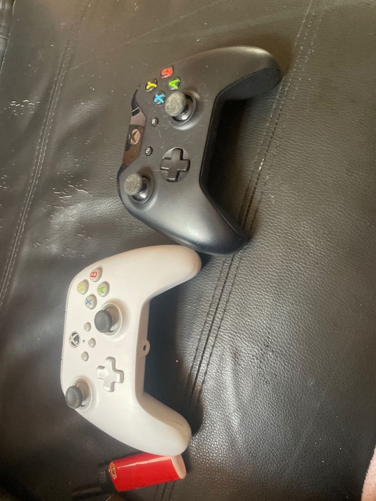 2x Xbox controller 