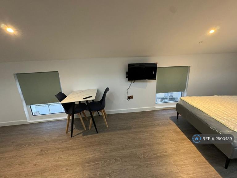 Studio flat in Studio High Street, Bangor, LL57 (#2803439)