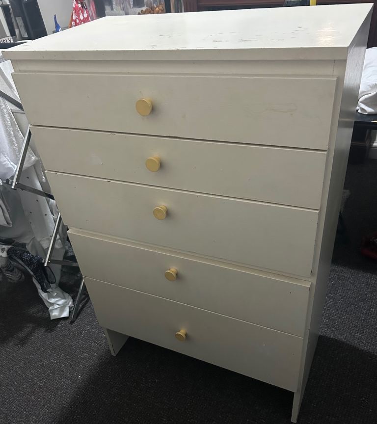Chest of drawers 