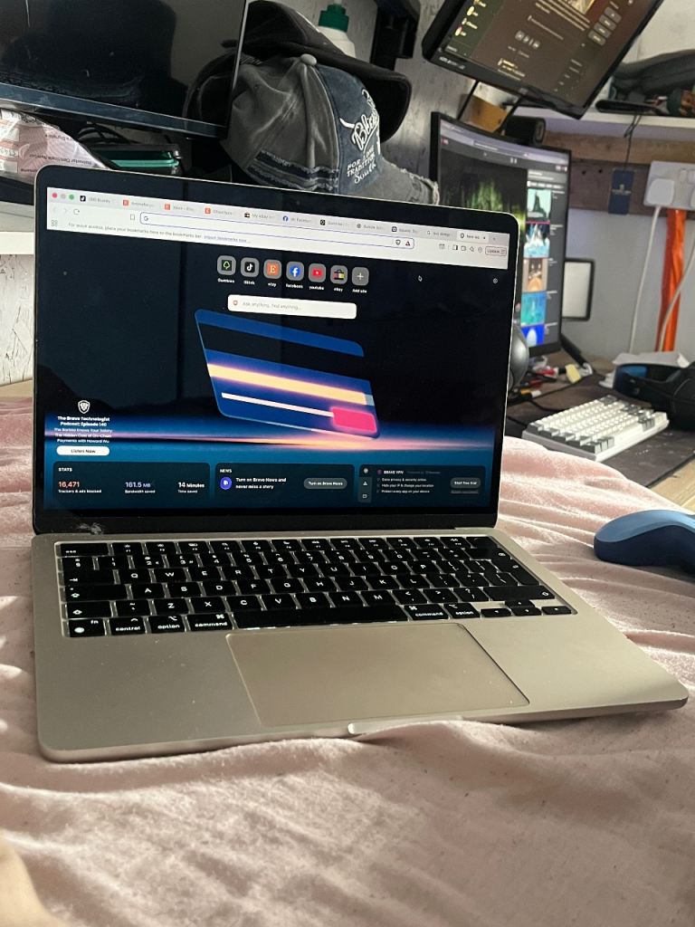 MacBook Air M2 2022 - small crack on bezel