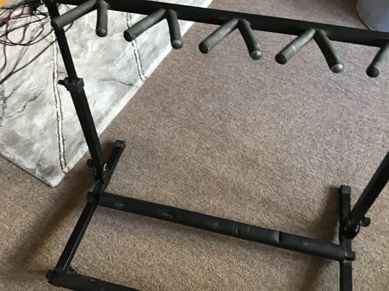 Guitar stand can hold 5 Guitars 