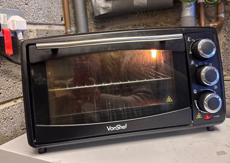 ** REDUCED ** BARGAIN **. VonShef Toaster Oven 18L