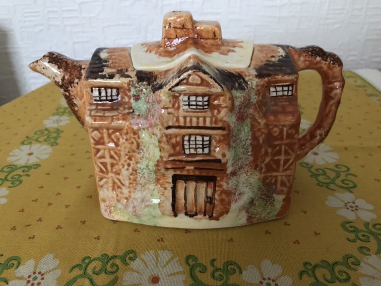 Vintage Arthur Wood ‘Morton Old Hall’ Teapot