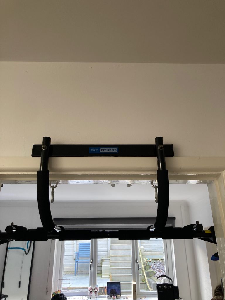 Pro fitness pull up bar 