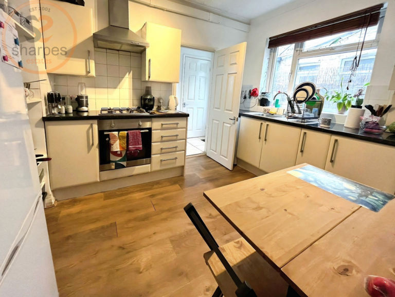 2 bedroom flat in Boyd Road, London