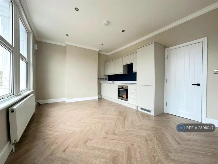 2 bedroom flat in Farley Road, London, SE6 (2 bed) (#2806047)