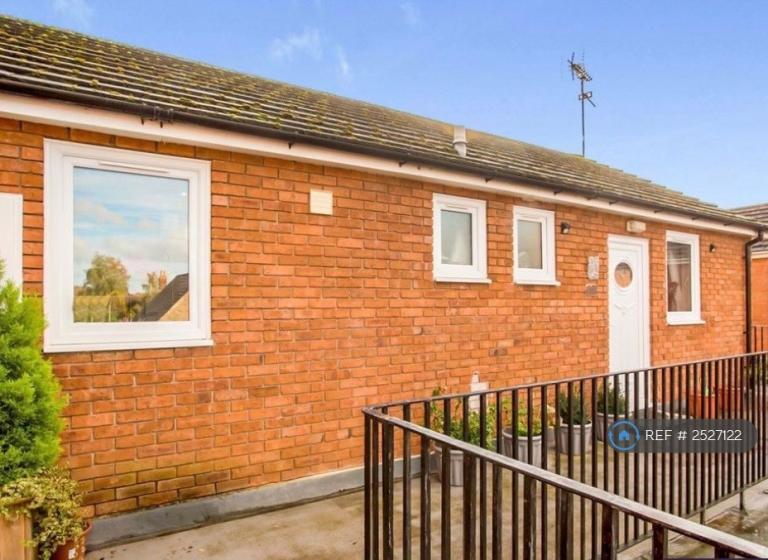 2 bedroom flat in Phelps Parade, Calne, SN11 (2 bed) (#2527122)