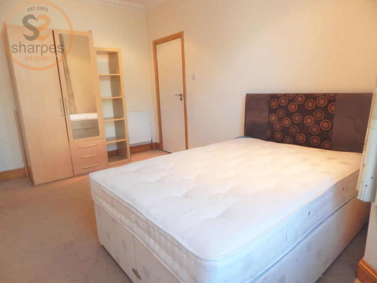 1 bedroom in Front double room Robinson Road, London