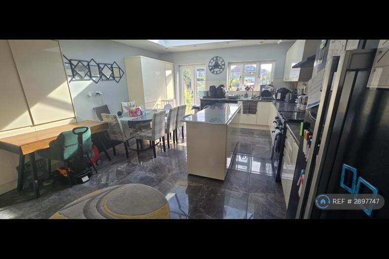4 bedroom house in Kenilworth Avenue, Romford, RM3 (4 bed) (#2897747)