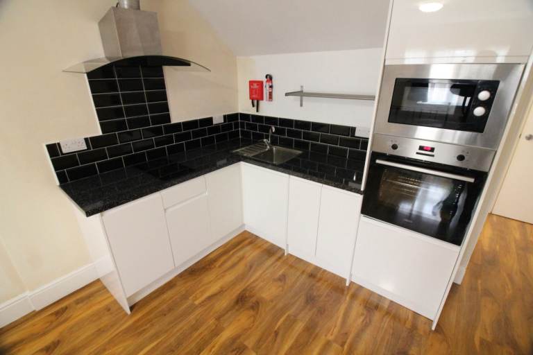 *INCL ALL BILLS* LARGE SELF CONTAINED STUDIO WITH PARKING- CHERTSEY WEYBRIDGE ADDLESTONE STAINES