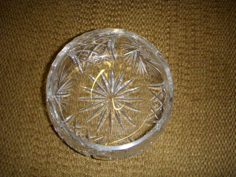 Pretty crystal bowl approximately 12.5cm diameter and 5 cm high - heavy