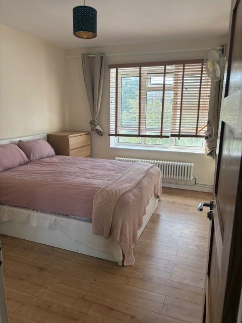 Camden Road Overground station - king size bedroom female flat share £1,000pcm (all bills included)