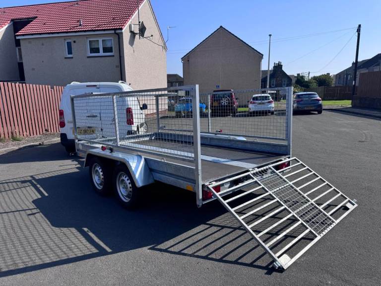 BRAND NEW 10FT X 5,6FT TWIN AXLE TRAILER WITH 60CM MESH AND RAMP 1500KG BRAKED