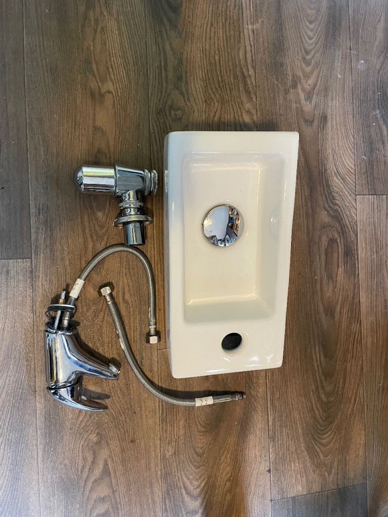 Wall mounted sink