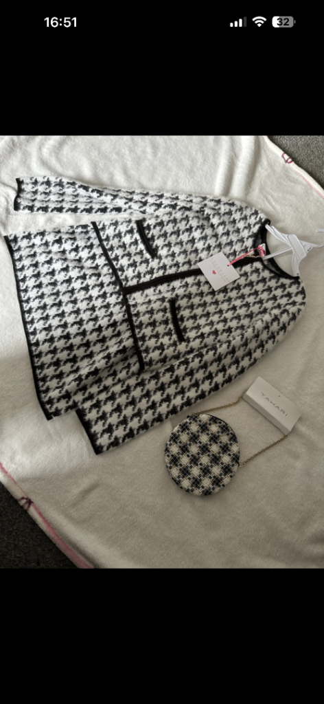 Girls 2 piece set that comes with bag 