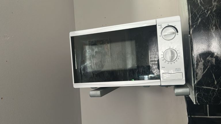 White Microwave oven 700w