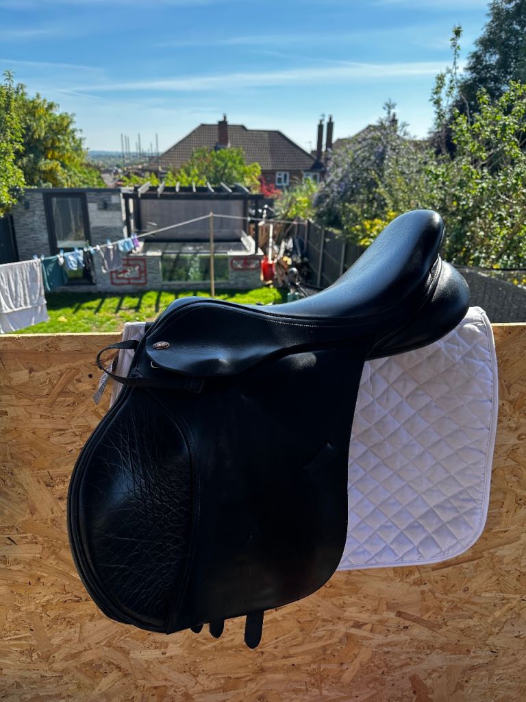 17.5inch Kent & Masters S Series Jump Saddle 