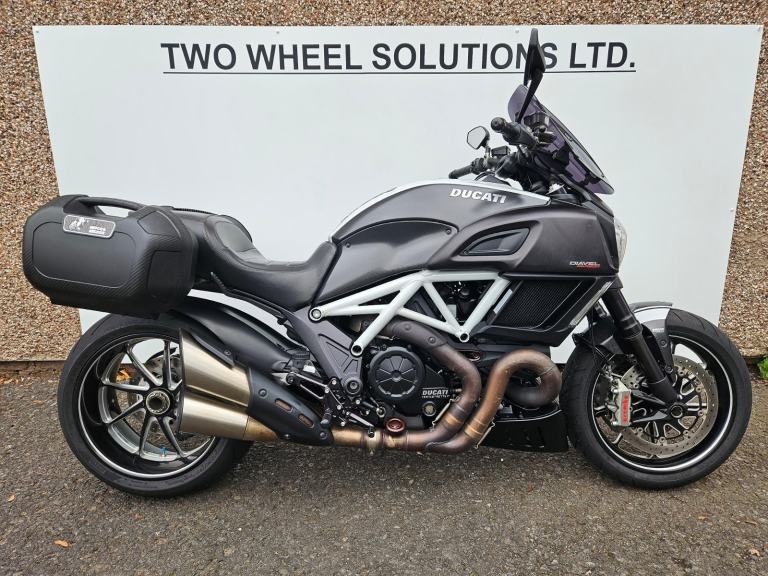 Ducati Diavel carbon in outstanding condition 