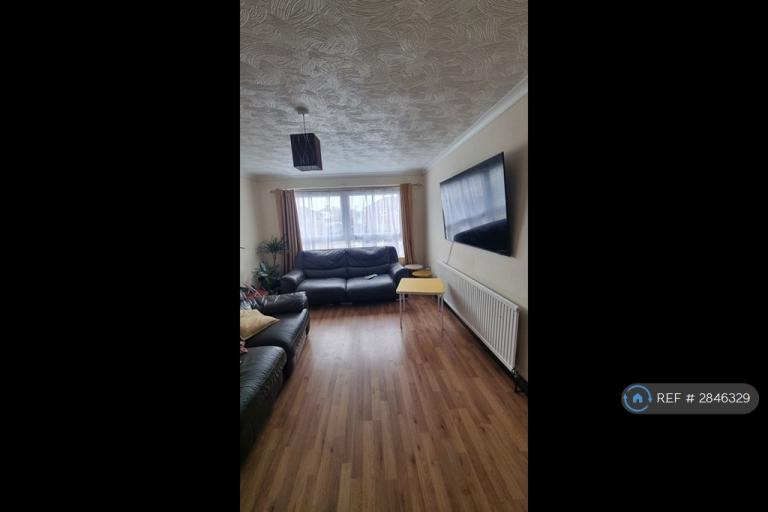 3 bedroom flat in Henrys Walk, Ilford, IG6 (3 bed) (#2846329)