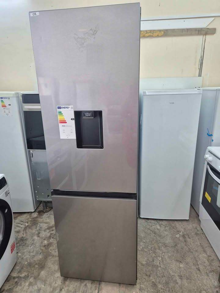Samsung New fridge freezer  175 cm tall 60cm width Free delivery in manchester 