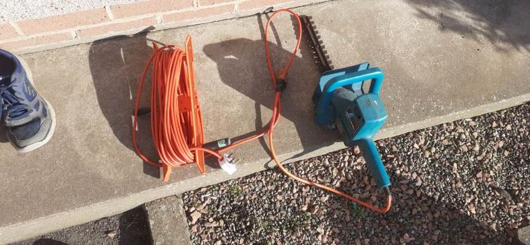 SOLD SOLD Electric hedge trimmer + extension cable