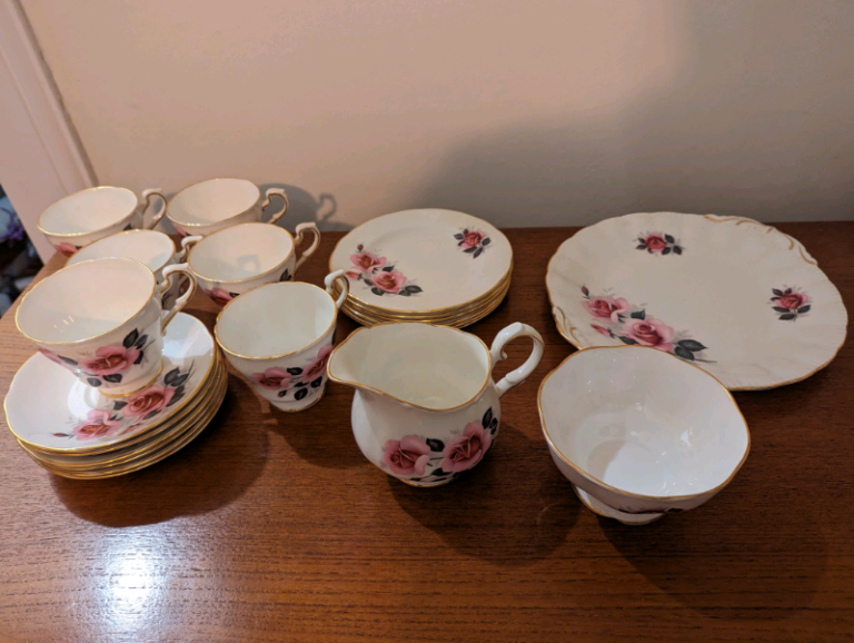 Royal Sutherland Fine bone china T set