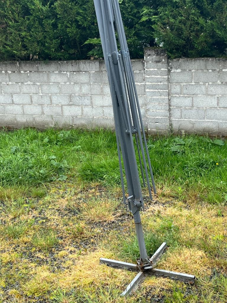 Free garden parasol (frame only) 