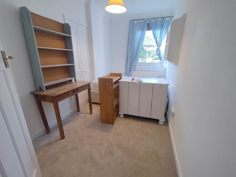 Double Room to Rent in flatshare in Hill Farm Road, North Kensington, W10 6DN