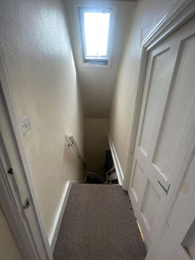 Nice Three Bed 1st Floor Flat to Let on Green Lane Dagenham RM8 1UU