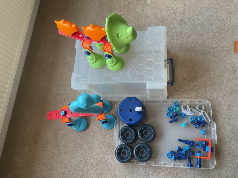 £15 Build and play Mega Dinosuars with 48l storage box