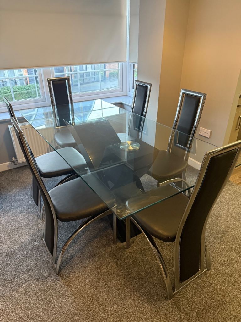 Clear Glass Dining Table – Modern Design